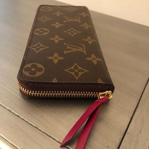 Louis Vuitton wallet  authentic, excellent!